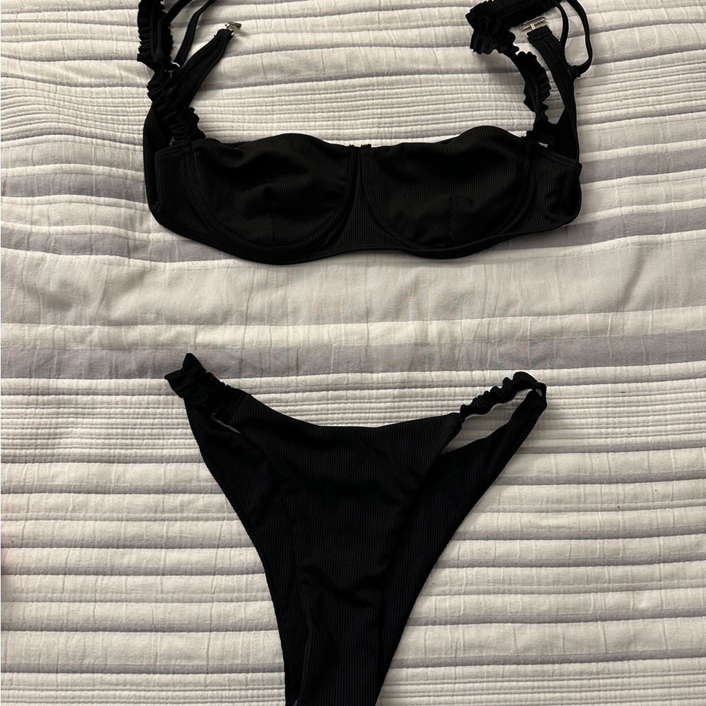 Frilly Black Amazon Bikini (M)